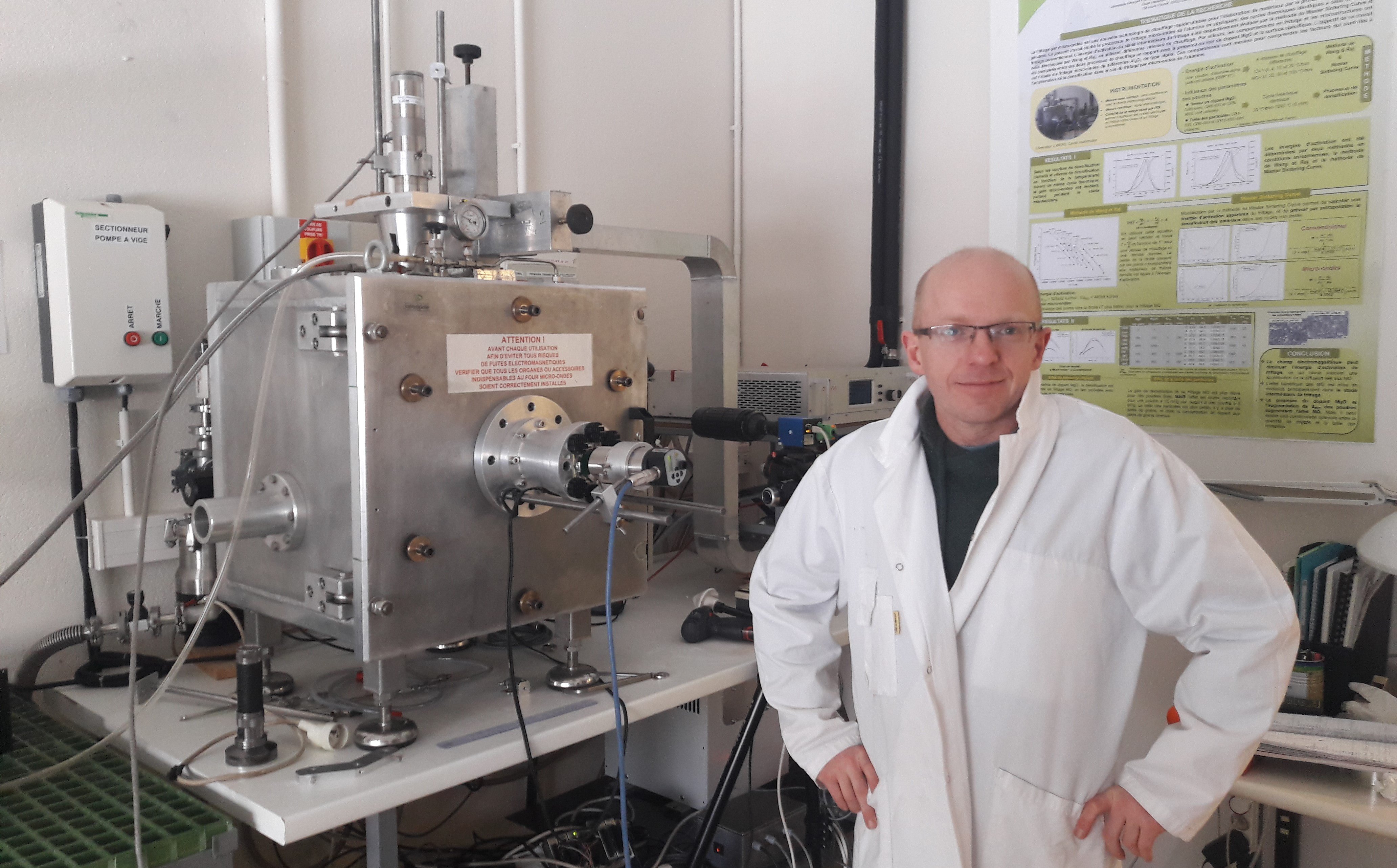 Patrick Ganster dans un laboratoire de l'École des Mines de Saint-Etienne
